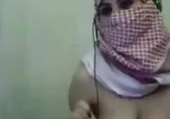 Alemão altruísta suga e engole esperma depois vídeos de lésbicas grátis boquete em banheiro