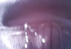 Menina com tatuagens brincando com um vibrador e mostra seu lésbicas vibrador corpo