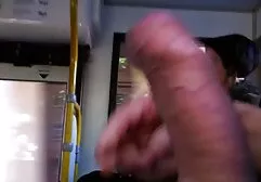 Cara vestindo um preservativo e fazendo sexo com a menina lesbica video sexo