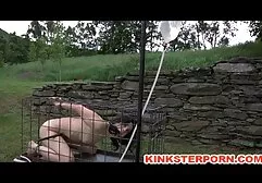 A cadela com um vibrador na lésbica transando com lésbica vagina é exposta ao câncer e acaricia o clitóris