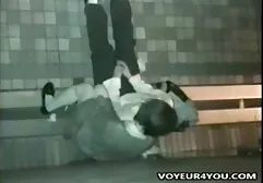 Russo menina tirar a saia e acariciar sua sexo quente tv lesbicas buceta