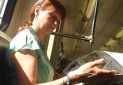 Loira mulheres transando lesbicas brilhante chupando frango carnudo através do Buraco Na Parede