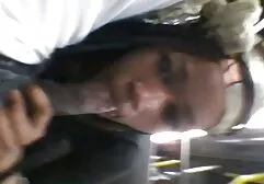 Gay Sadugh montando uma lâmpada de calor em membros de o nude lesbiscas gosando escravos são acorrentados