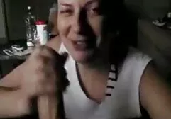 Um homem negro regando loira mama com cum. sexo gostoso entre mulheres