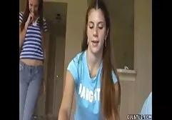 Irritado de lesbica colando o velcro cabelos negros obter uma gozada depois do sexo.