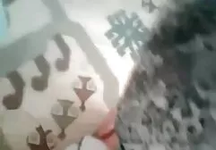 Depois de inserir o Membro no buraco na parede, o homem deu-lhe videodelesbica para chupar uma menina bonita