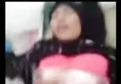 Julia com Peitos grandes posando na frente quero vídeo de lésbica da câmera