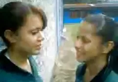 Três lesbicas sexo bruto homossexual homens aged 18 e undressing em a fundição e luring cada de outros em a burro