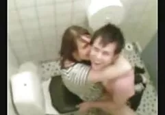 Ninfeta mostra como ter sexo na parte superior do lesbicas de esfregando pênis