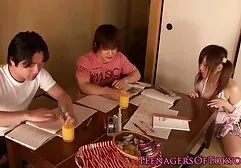 Peituda menina com lesbicas chupando ate gozar quadris rígidos tentar em um maiô