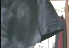 Látex meninas têm uma chupando peito lesbicas duro golpe para velho cara quem amarrado acima