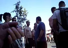 Um homem carrega um gay e obter um mulheres lésbicas transando gostoso pau no lugar